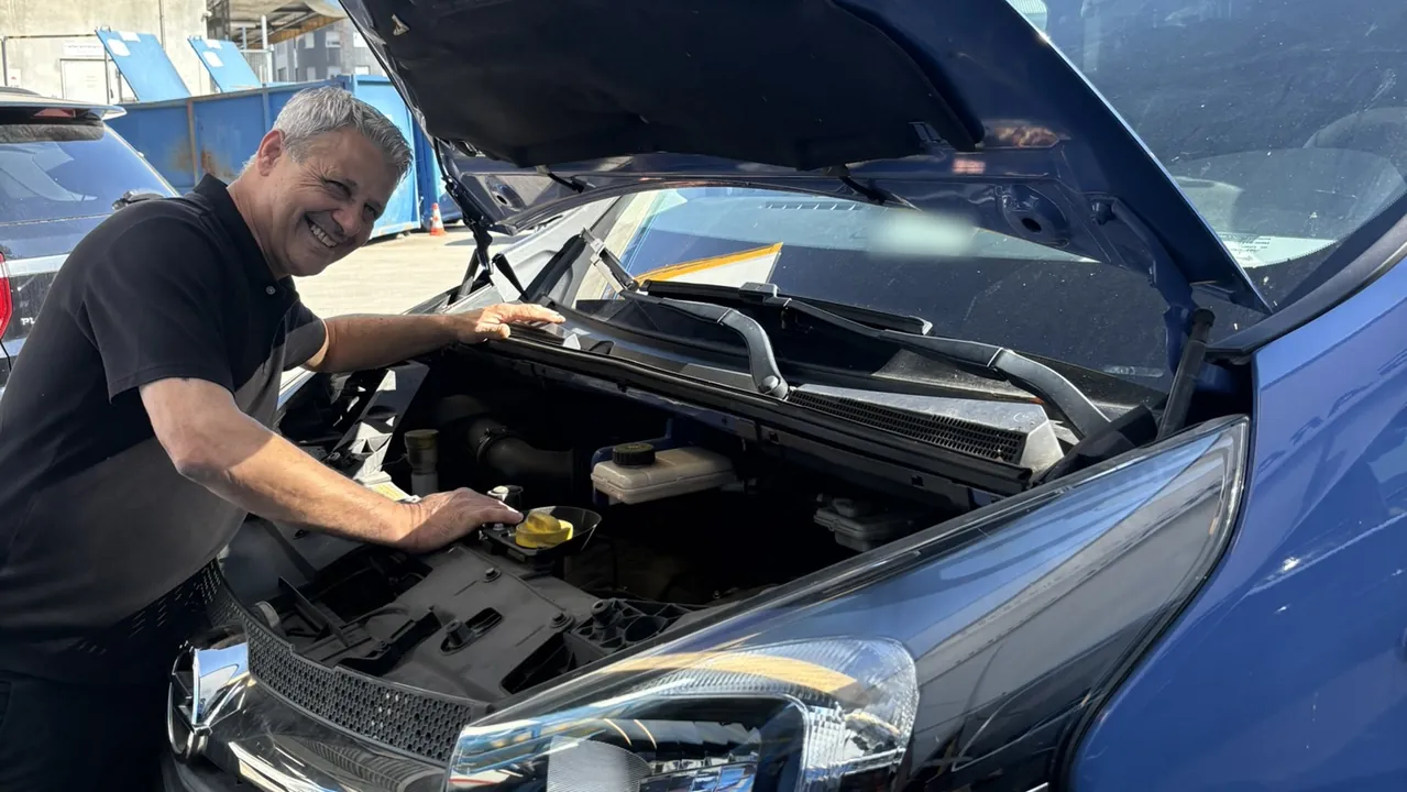 Marco von der Rotterdam Garage prüft den Motorraum eines Kundenfahrzeugs.